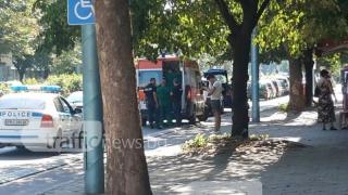 Странна ситуация в Пловдив: Мъж лежи на тротоар в безсъзнание, прегърнал манекен (СНИМКИ)