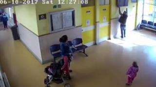 Само в БЛИЦ! Това ВИДЕО разби Фейсбук: Ето как циганин открадна телевизор посред бял ден за пет минути