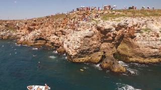 Чисто луди! Над 250 души скочиха от скалите на Тюленово (СНИМКИ/ВИДЕО)
