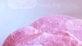 Пловдивчанин си купи салам, но когато отряза парче от него и го захапа... (СНИМКИ)