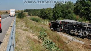 Турски ТИР се обърна в дере край магистрала „Марица“ (СНИМКИ)