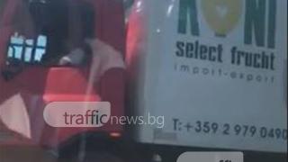 Шофьор на камион не успя да прецени възможностите си и попадна в бетонната клопка (СНИМКИ/ВИДЕО)