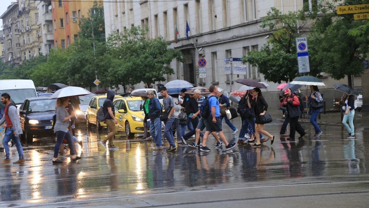  „Катя“ взе жертва и наводни София! БЛИЦ ТВ улови погрома, който тя донесе след себе си - потопени дворове, нацепени улици и... (СНИМКИ)