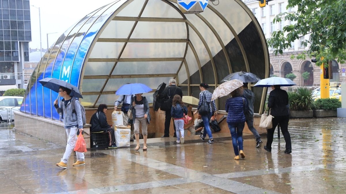Метеоролози с много мрачна прогноза за днес! Чакат ни порой, гръмотевици и още нещо много опасно! 