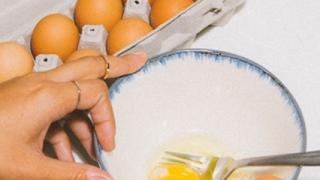 Кулинарен трик: 45 секунди и пържените яйца са готови
