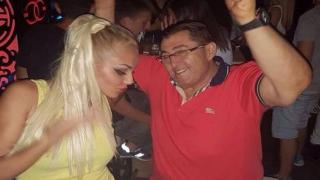 Митьо Пищова излезе от болница и веднага почна да купонясва като за последно със засукани мадами на Слънчака (СНИМКИ)