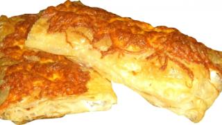 Пълен потрес! Кърджалиец си купи баничка, а вътре намери... (СНИМКА)