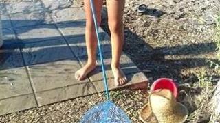Дете отиде на плаж в Гърция и извади с мрежа от водата такъв гигант, че уплаши всички летовници (СНИМКИ)