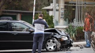 Първо в БЛИЦ! Жестока катастрофа в центъра на София! Мерцедес S-класа размаза пежо