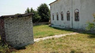Ето я най-зловещата тоалетна в България! Събарят я, защото според местните, убила 6 деца