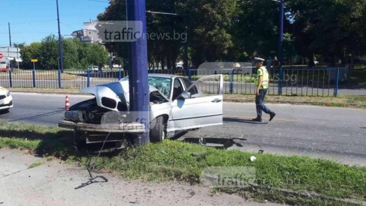 Зверска катастрофа в Пазарджик! БМВ с транзитен номер се заби в стълб, а две момчета... (СНИМКА)