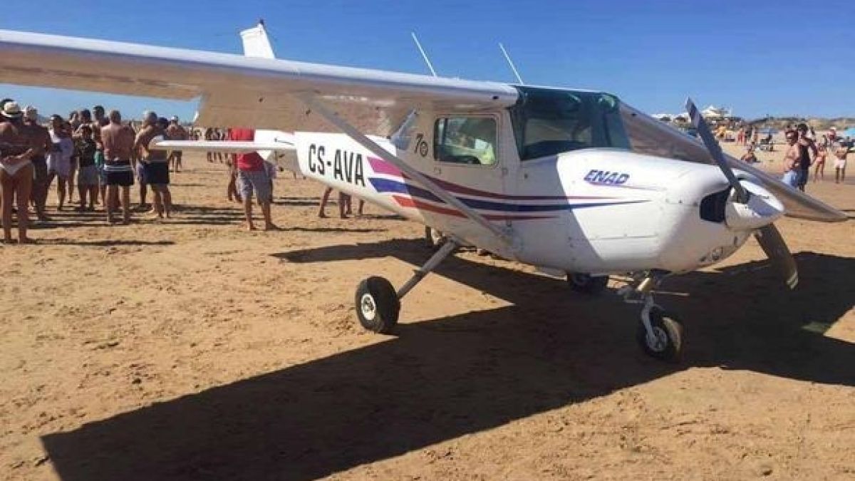 Драма на плажа в Португалия! Самолет кацна аварийно на пясъка, има загинали (СНИМКИ/ВИДЕО)