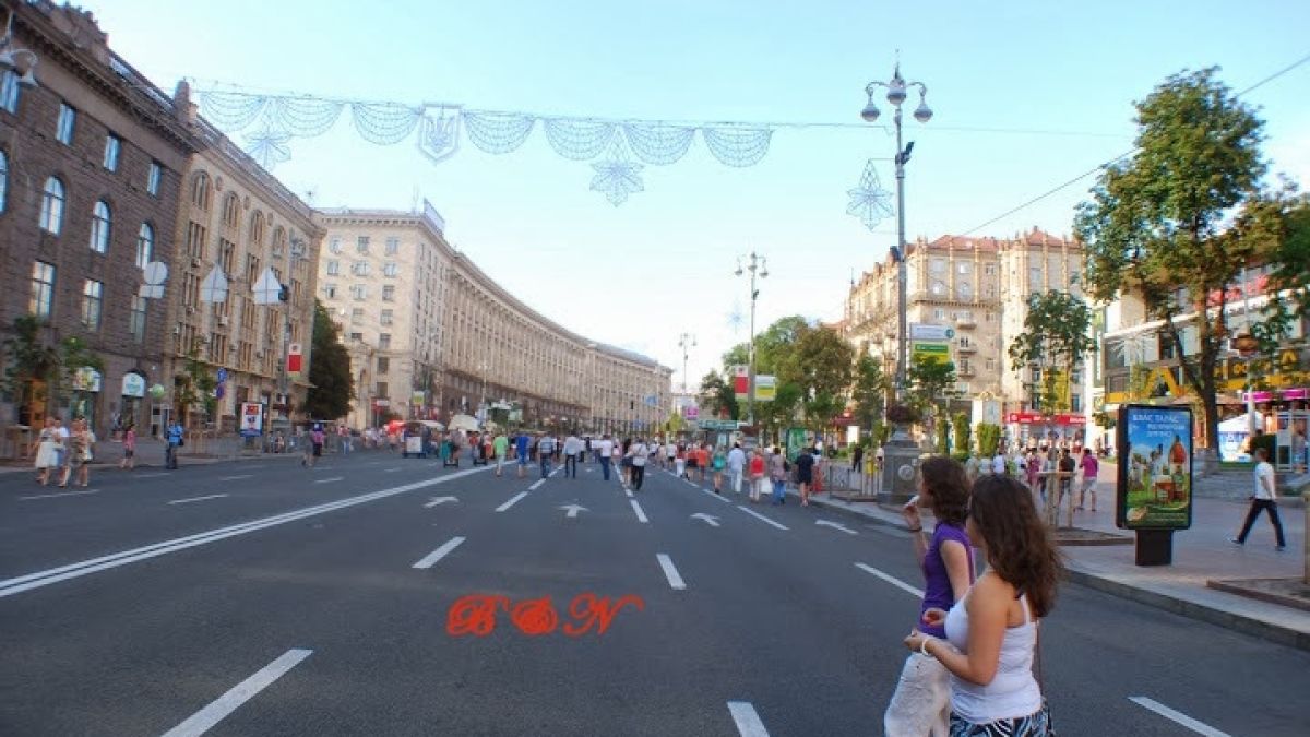 Чисто гола жена се разходи безгрижно из улиците на Киев и втрещи минувачите (СНИМКИ/ВИДЕО 18+)