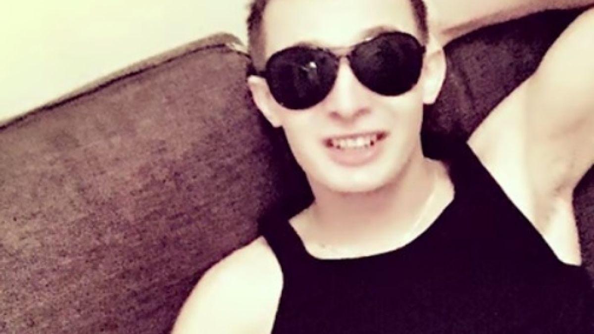 Гей по шортички се лигави в самолет и досажда на пътниците, брадат руски рокер го озапти убедително с 2 тупаника (ВИДЕО)