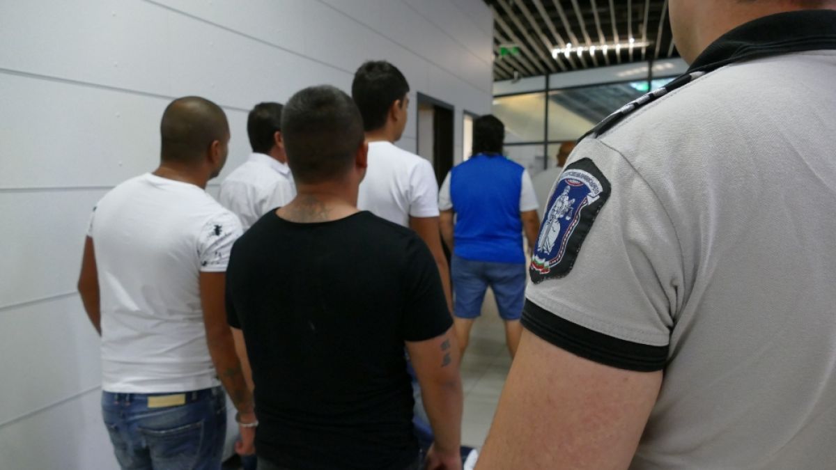 Зрелищна акция! Дадохме на Испания 8 трафиканти на секс роби (СНИМКИ)