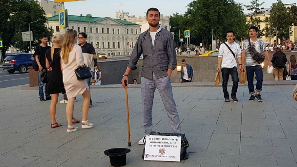 Това е най-необичайният просяк, когото можете да видите (СНИМКА/ВИДЕО)