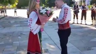 Казанлъчанин поиска по уникален начин ръката на любимата си под взора на Ботев (ВИДЕО)