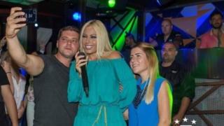 Камелия извади големия си 30-сантиметров, черен... (СНИМКА)
