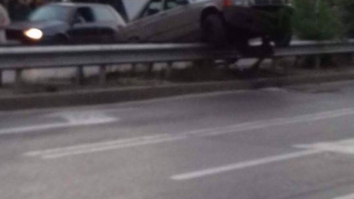 Ексклузивно и само в БЛИЦ! Шофьорка в жестока катастрофа с белия си мерцедес на метри от бизнесцентър в София (СНИМКИ)