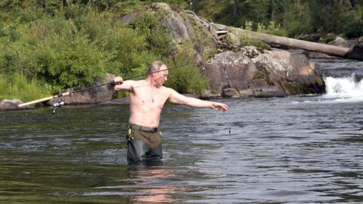 Силните мъже захвърлиха дрехите! Радев се снимка босоног, Борисов по шорти, Путин пък гол до кръста (СНИМКИ)
