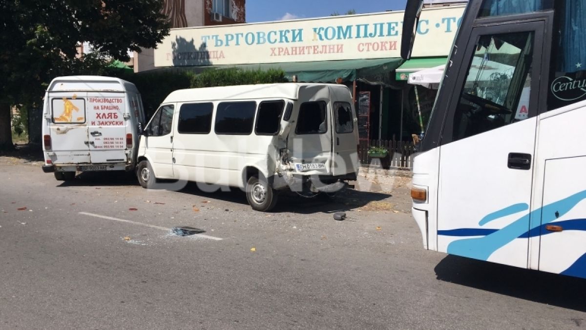 Автобус с туристи се размаза в бус във Враца (СНИМКИ)