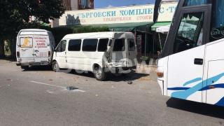 Автобус с туристи се размаза в бус във Враца (СНИМКИ)