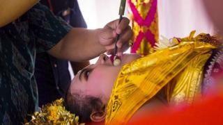 Всяко дете в Индонезия трябва да мине през този странен ритуал, преди да навърши 18 години (СНИМКИ)