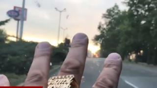 Кошмарът на всички шофьори е тук! Убиецът на оси показва нагледно колко лесно се крадат коли в България (ВИДЕО)