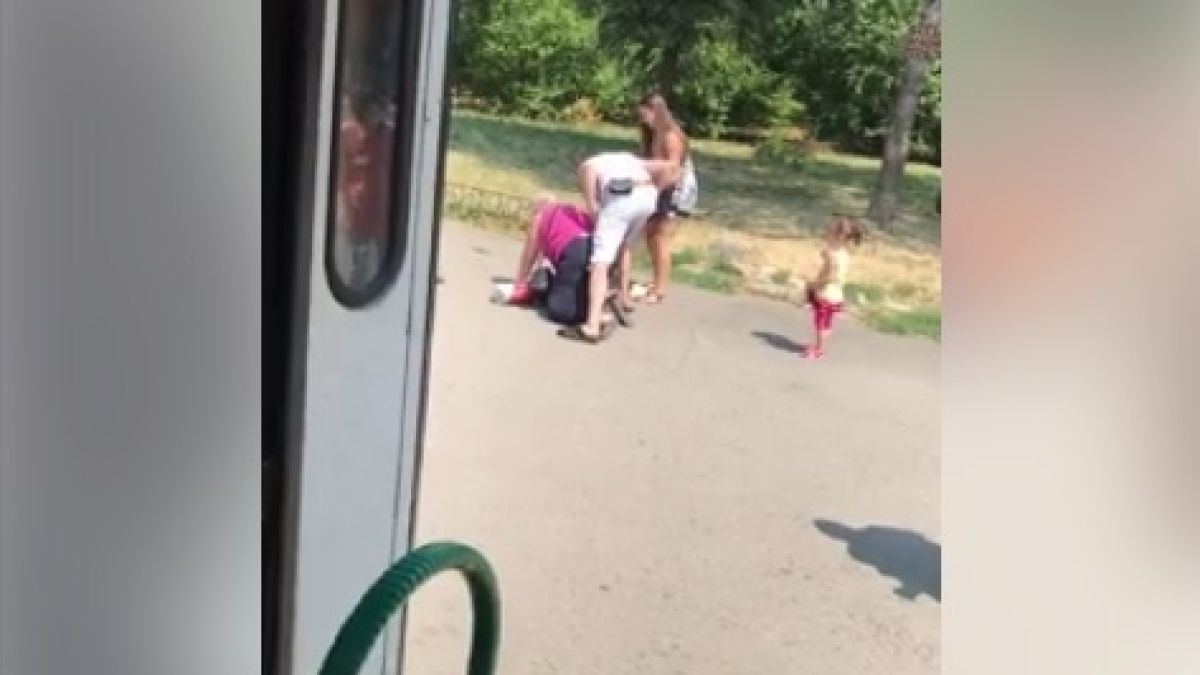 Първо в БЛИЦ! Безумна агресия на столична спирка: Баща смля баба от бой пред погледа на малката си щерка (ВИДЕО/СНИМКИ) 