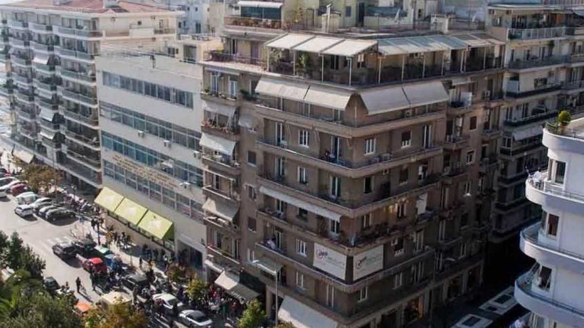 Цените на жилищата в Гърция и Кипър продължавата да се сриват
