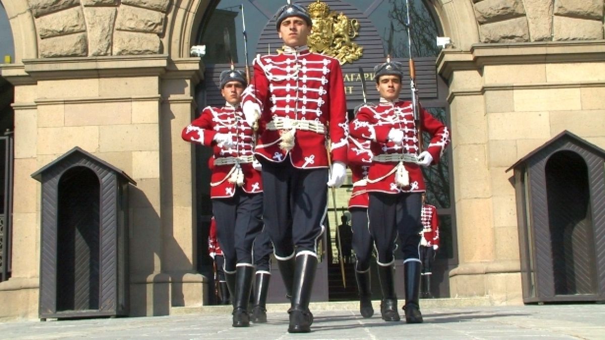 Армията го закъса! Спешно дирят мераклии за най-трудната и престижна длъжност, на които да дават по 800 лева
