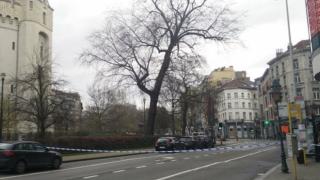 От последните минути: Стрелба в Брюксел! Отцепиха квартал "Моленбек", където се криеха терористите, потопили Европа в кръв  (СНИМКИ)