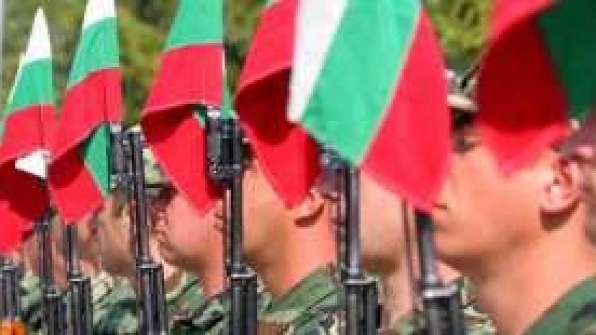 Попълват армията с доброволци