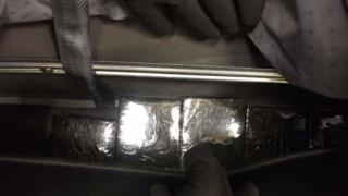 Мегаудар на митничари! Закопчаха българин с 5,2 кг хероин за над 1,2 милиона лева на летище София (СНИМКИ)