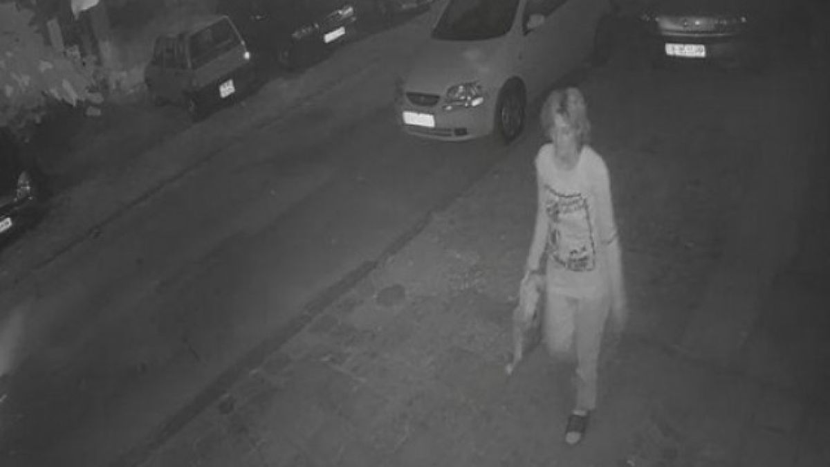 Мистериозна блондинка вгорчи живота на варненци, обикаля улиците посред нощ и...  (СНИМКА)
