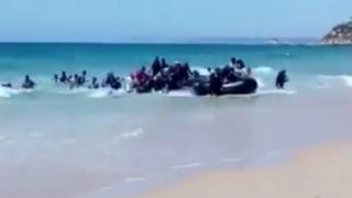 Тълпа чернокожи мигранти щурмува плаж в Южна Испания (ВИДЕО)