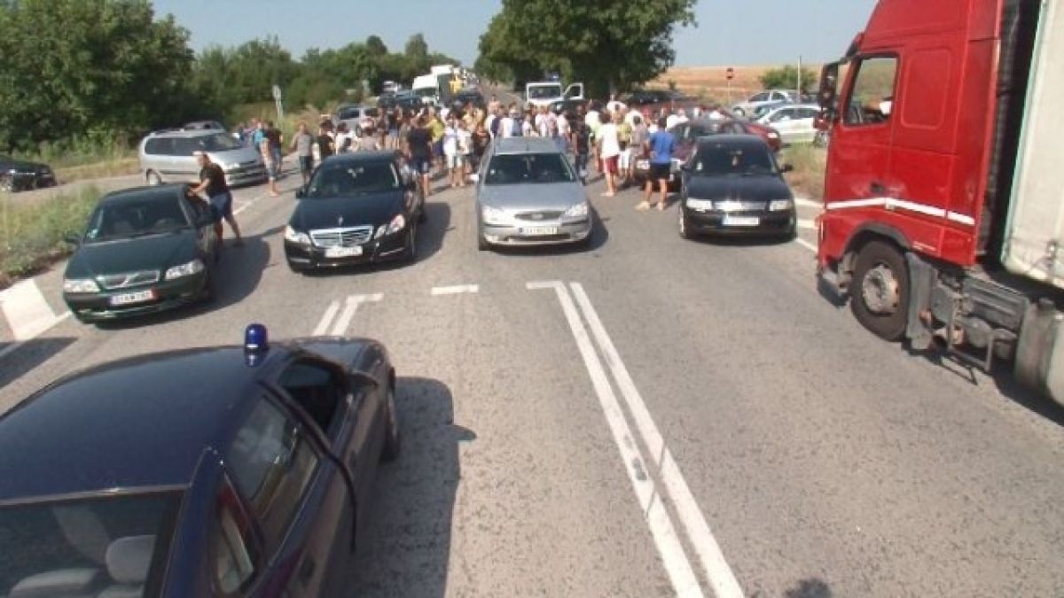 Напрежение! Охранители пребиха жестоко крадец в царевичака, тумба негови роднини блокира пътя Плевен-Русе, полиция се намеси (СНИМКИ)
