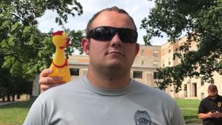 Това ВИДЕО ще ви разсмее до сълзи: Тестват рефлексите на бъдещи полицаи с гумено пате 