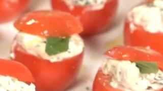 Гарантирано ще ометете чинията за секунди с тези пълнени чери домати и ще питате за още (РЕЦЕПТА)