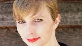 Челси Манинг лъсна в предизвикателен червен бански в модната библия Vogue (СНИМКА)
