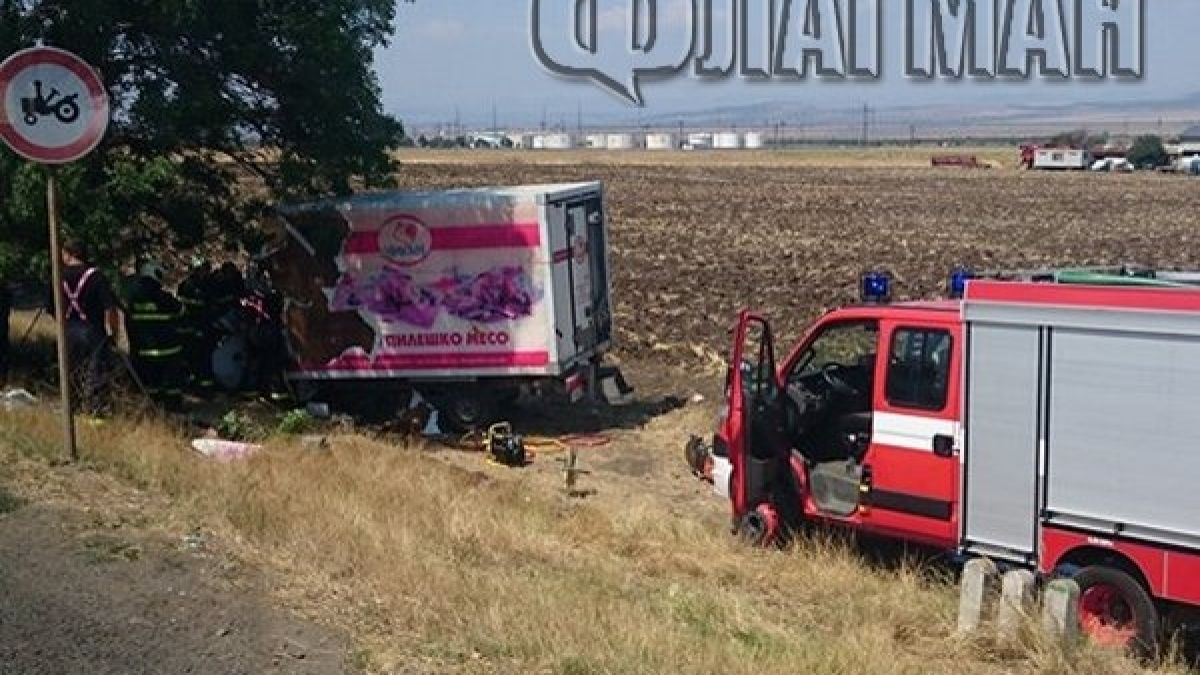 Ужас край Карнобат! Младеж се потроши след удар в дърво, очаква го операция (СНИМКИ)