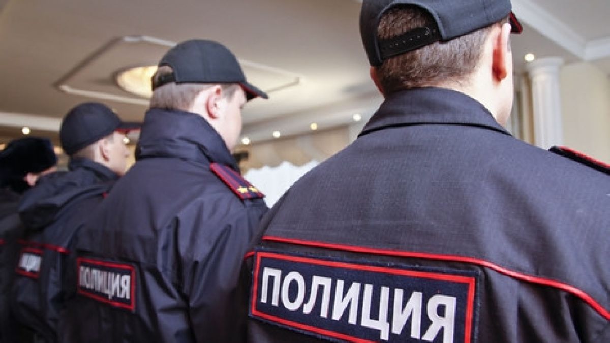 Син първо наби майка си, след това и полицаите 
