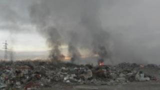 Ад край Пазарджик! Гори сметището, носи се страшна воня, гасят пет пожарни 