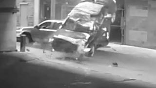 Жена не успя да паркира и се сгромоляса с колата си от седмия етаж (ВИДЕО)