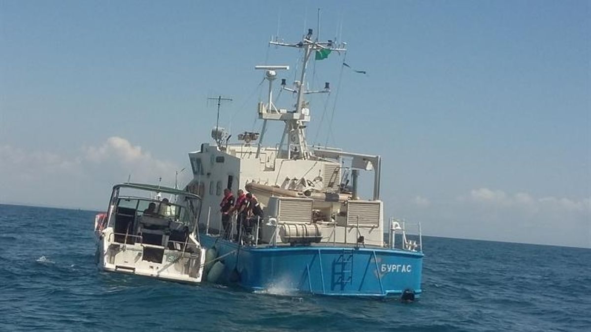 Екшън акция в морето! Граничният кораб 514 „Бургас“ спаси двама румънци