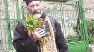 Най-атрактивният свещеник от Югозапада се стяга за гурбет! Борис Минчев хвърля расото, за да ...