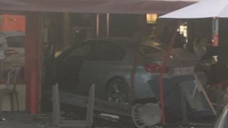 Извънредно: Автомобил се вряза нарочно в пицария във Франция (СНИМКА)