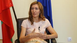 Министър Ангелкова в ексклузивно интервю пред БЛИЦ TV за развръзката на скандала с такса "Стол", соловите акции на Симеонов и... Кристиано Роналдо! (ВИДЕО)