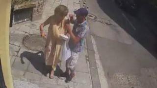 Извънредно и първо в БЛИЦ! Изверг преби жестоко и ограби баби в центъра на София, но възмездието го сполетя бързо! (СНИМКИ/ВИДЕО)