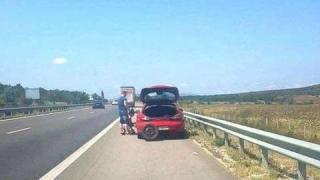 Падение: Крехка девойка сменя гумата на АМ "Тракия", а шофьорът... (СНИМКА)